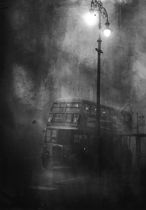A London bus makes its way along Fleet Street in heavy smog, December 1952    Ke