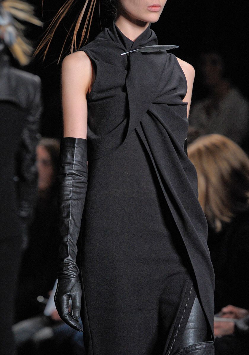 Ann Demeulemeester-black+leather gloves.