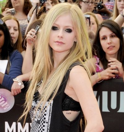 Avril Lavigne rocks stick straight strands