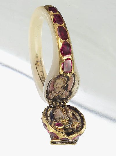 Beautiful pictures of Queen Elizabeth I’s secret locket ring. It wasn&#821