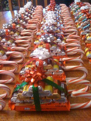 Candy sleighs! What a cute idea for small gifts.