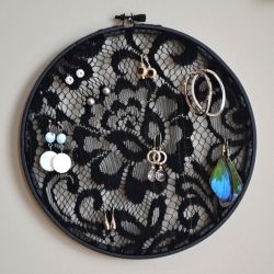 DIY Earring Holder :: just lace and an embroidery hoop!