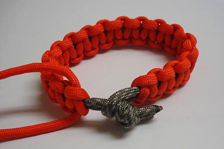 Directions for making a Survival Bracelet out of paracord.