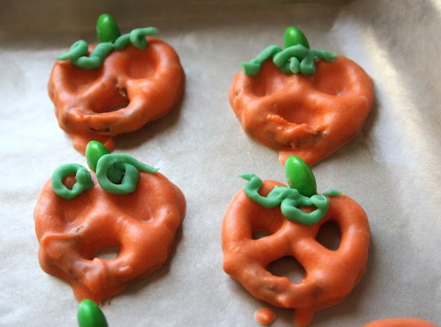 Easy Pretzel Pumpkins (recipe) – A fun idea for school lunches, classroom partie