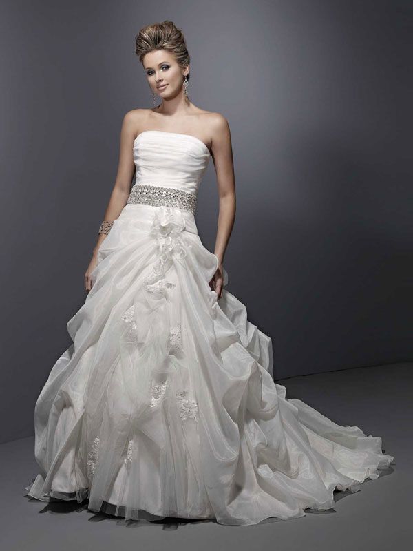 Fashionable strapless natural waist organza wedding dress