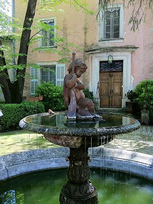 Fountain in the courtyard of Mas d'Ange