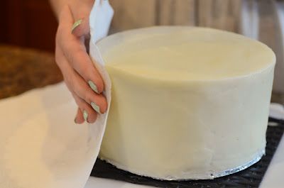 How to frost a cake with a paper towel and make it look like fondant….whoa!