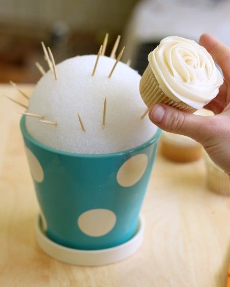 How to make a cupcake bouquet…could be my new birthday present to people!