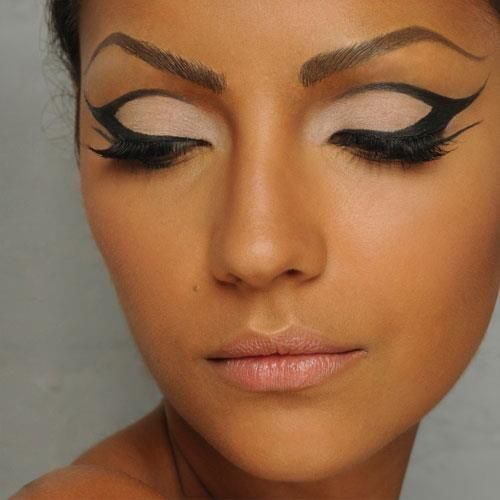I want to try this eye make-up, at least once. Maybe go as Cleopatra for Hallowe