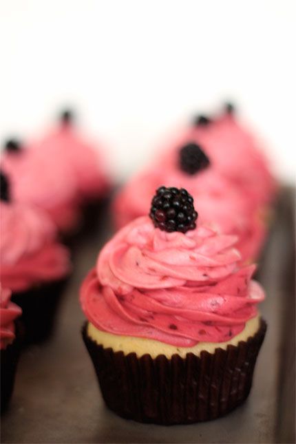 Lemon Cupcakes with Raspberry and Blackberry Buttercream Frosting – I'm goin