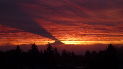 Mount Rainier casts spectacular sunrise shadow