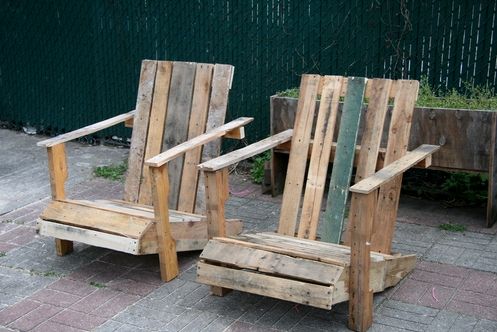 Pallet Adirondack chairs! @Briana Mazzotta