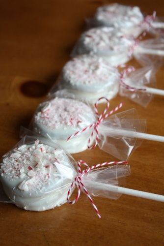 Peppermint Oreo Pops. Ill be making these for Christmas!