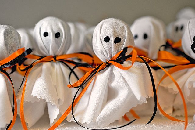 Tootsie Pops dressed up as ghosts for Halloween – fun to make with the kids &amp