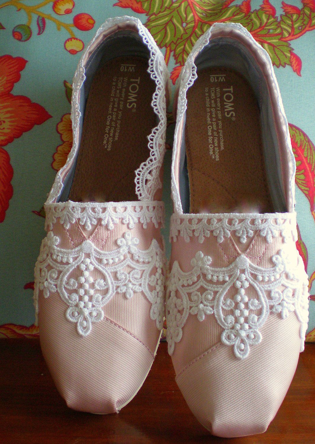 beautiful. DIY lace TOMS :)