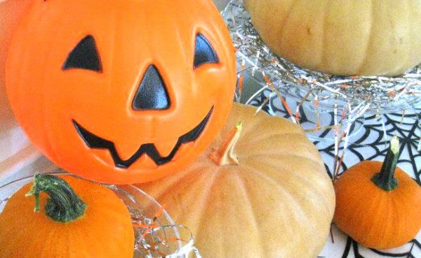 Halloween decorations with pumpkins and tinsel -   40 Spooky Halloween Decorating Ideas for Your Stylish Home