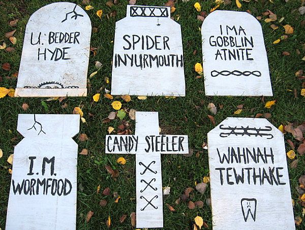 Gravestone Halloween decorations -   40 Spooky Halloween Decorating Ideas for Your Stylish Home
