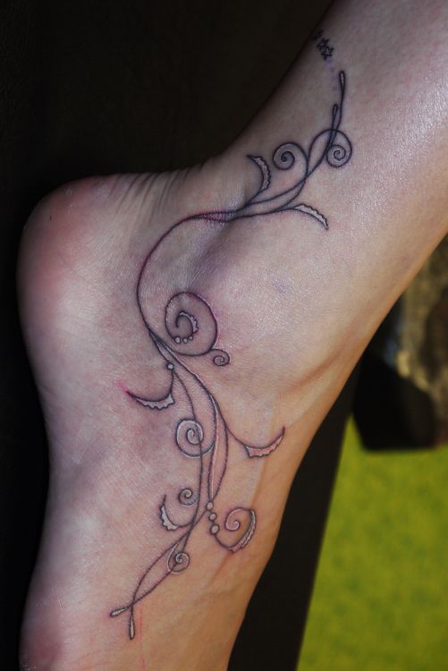Tattooed Girl on Foot Arabesque style by Tamatoa Huuti Toulon -   Foot Arasbesque Tattoos