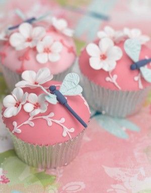 gorgeous dragonfly cupcakes