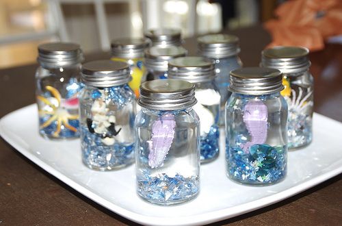 Use sea world specimens to make snow globes in mason jars. -   19 DIY Mason Jar Snow Globe