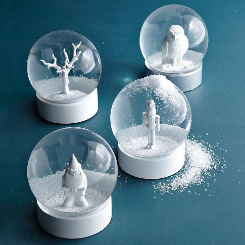 Great idea- spray paint white and decorate inside the globe -   19 DIY Mason Jar Snow Globe