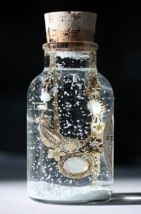 Beautiful decoration of snowman inside the globe. -   19 DIY Mason Jar Snow Globe