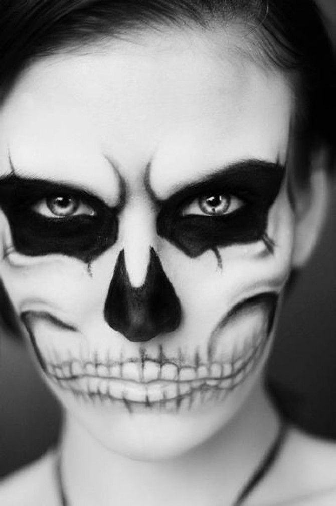 halloween scary face paint idea women skull black white -   Halloween Makeup Ideas