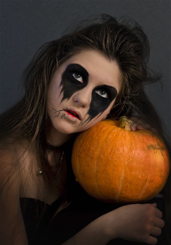 halloween makeup women black eyes crow -   Halloween Makeup Ideas