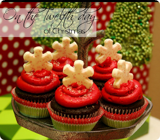 snowflake Christmas cupcakes.