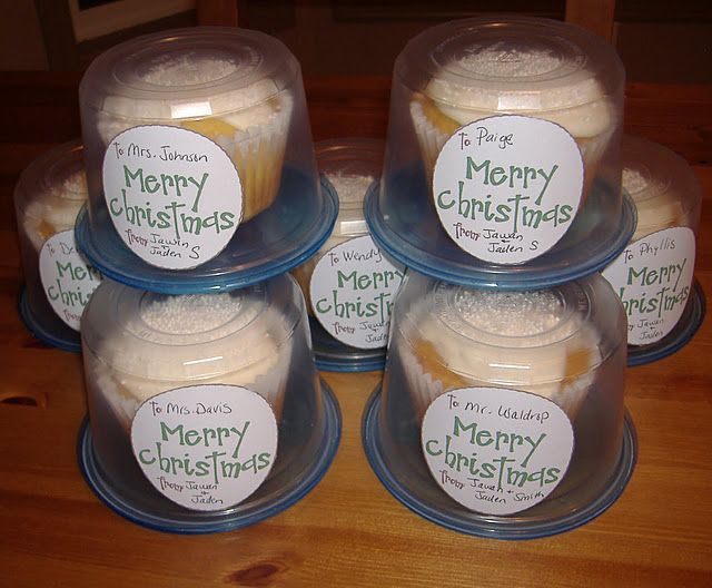 upside down ziplock containers to hold cupcakes… GREAT idea!