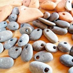 A simple tutorial on how to drill holes through small beach or river rocks. Grea