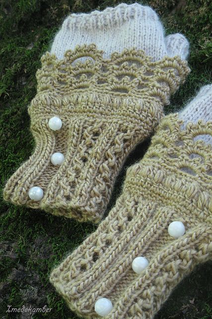 Beautiful fingerless mitts! I think the buttons really make it. I love the muted