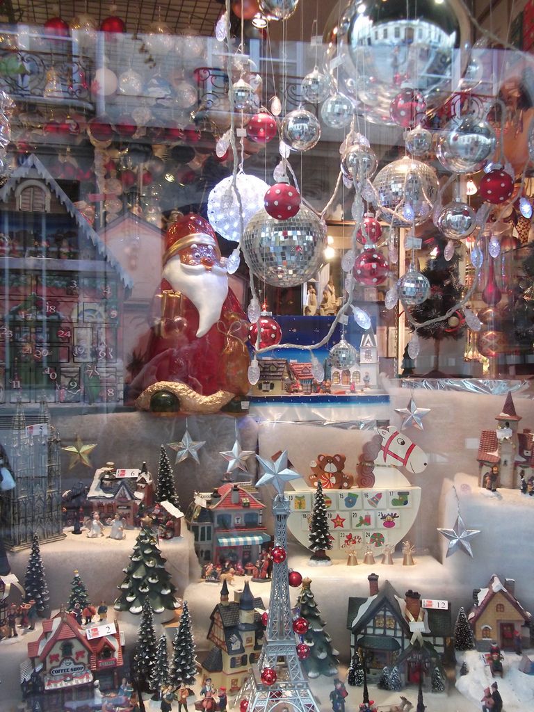 Christmas window shopping in Paris