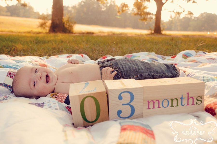 Cute idea! Monthly baby photos with numbered blocks