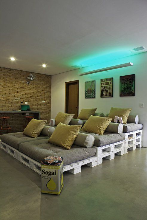 DIY basement movie theater using palettes. Amazing idea