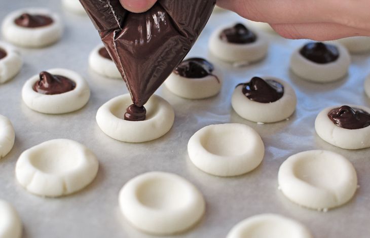Homemade Peppermint Patties.. really? No baking required! A great addition to yo