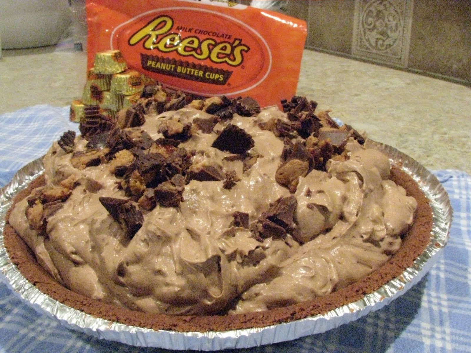 Reese's Peanut Butter Cup Freezer Pie. Only 5 ingredients and 5 minutes prep