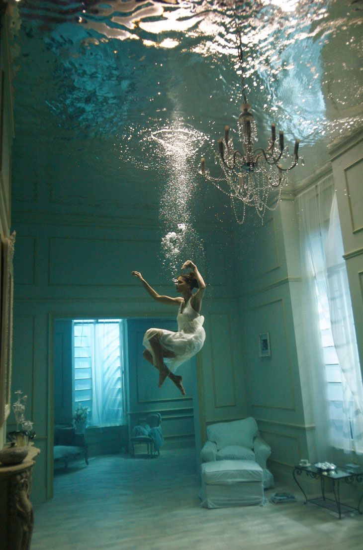 Room underwater (by Phoebe Rudomino)
