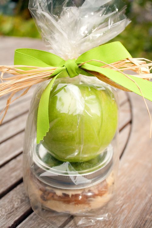 Take-away apple party favors (or autumn gifts). So simple and cute, I may have t