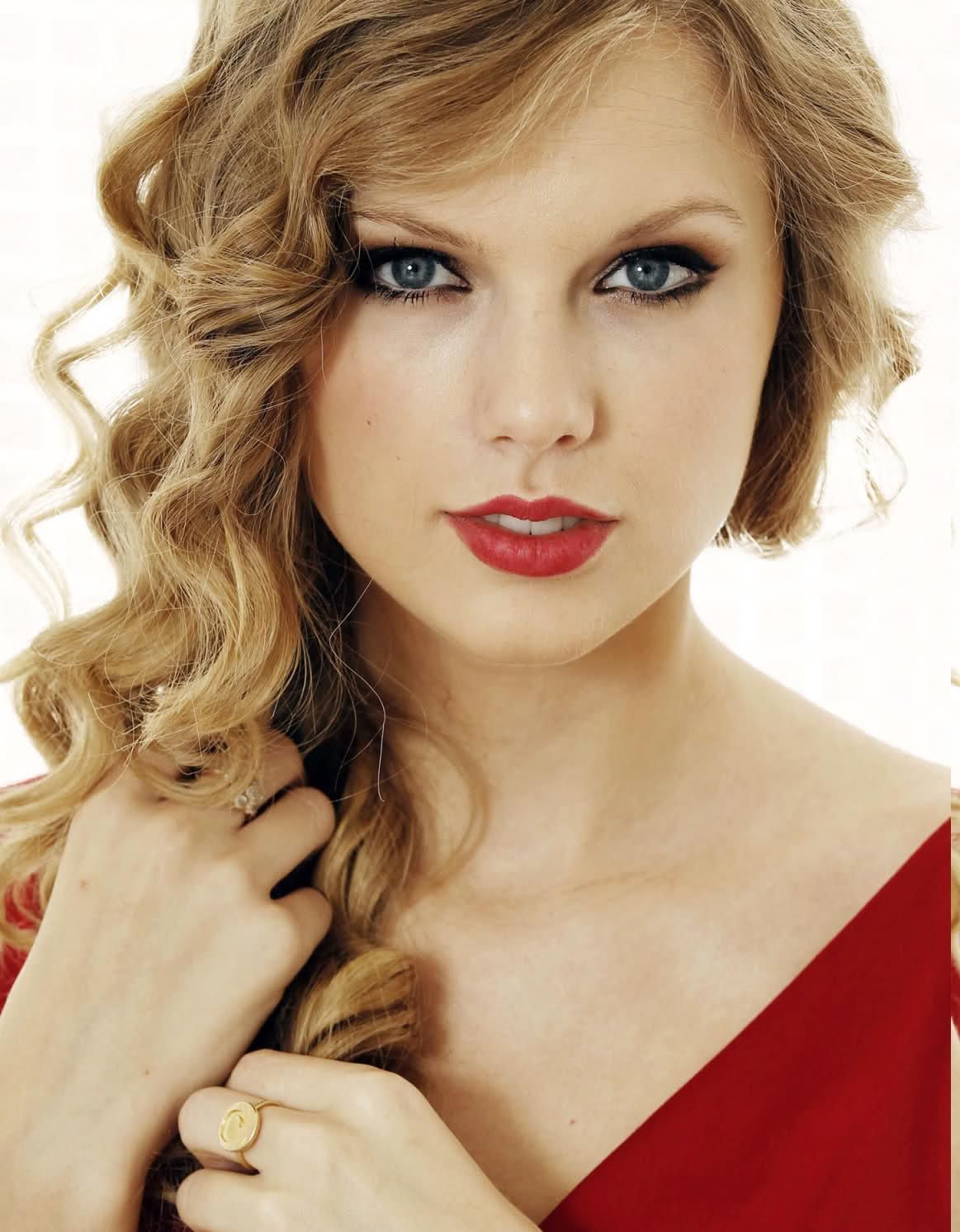 Taylor Swift! I like her makeup:)