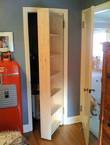 Turn closet door into shelves to extend your storage space. That's smart! Es