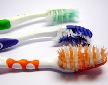 10 practical ways to reuse old toothbrushes