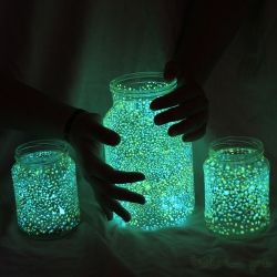 A tutorial on how to make the magical glowing jars to decorate your home. (in Hu