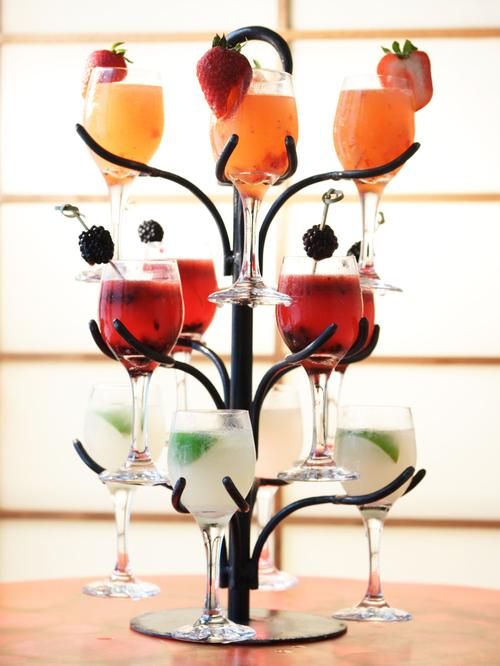 Ahem…..  This Cocktail Tree would make a lovely Christmas present for a gal na