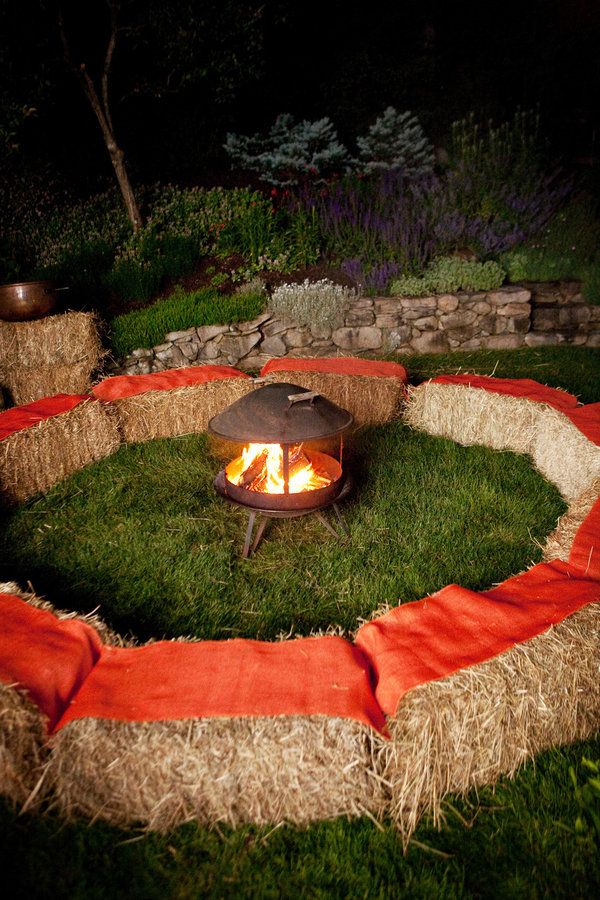 Bonfire lounge area.  AHH Love this idea!!