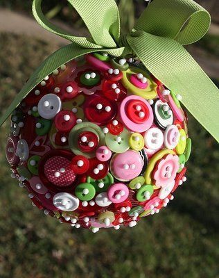 Button Christmas Ornament – use DG colors for gifts to sisters – there isn't