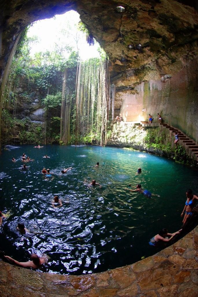 Cenote – Chichen-Itza, Mexico