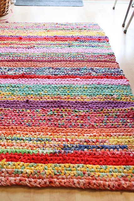 Cheerful, colorful rag (t-shirt) upcycle rug.