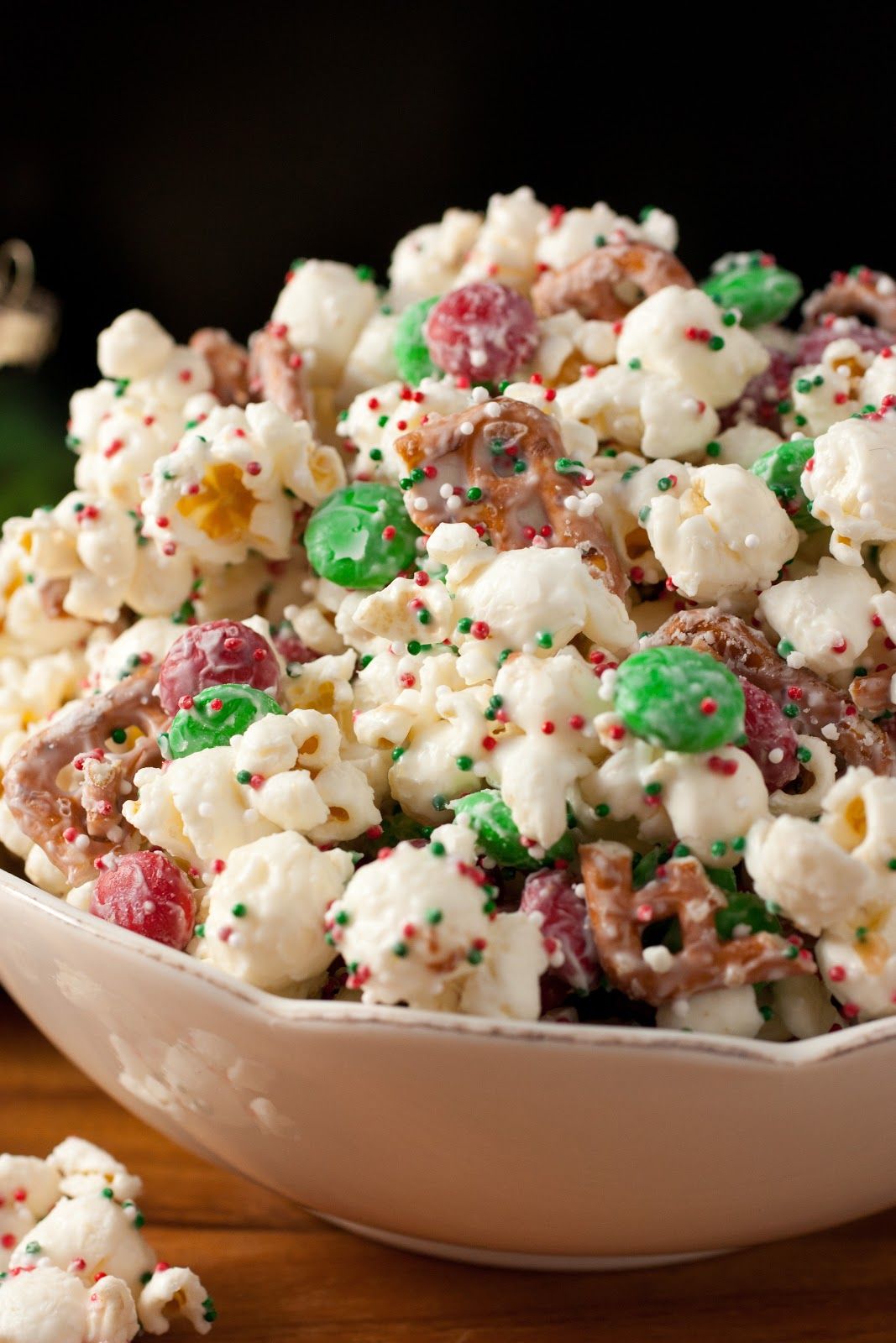 Christmas Crunch {Funfetti Popcorn Christmas Style}. A 5 minute HIGHLY addictive