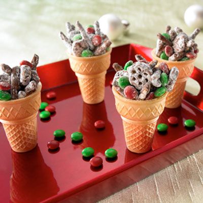 Classroom Christmas party snack idea: Reindeer Munchies – This is a sweet and ea